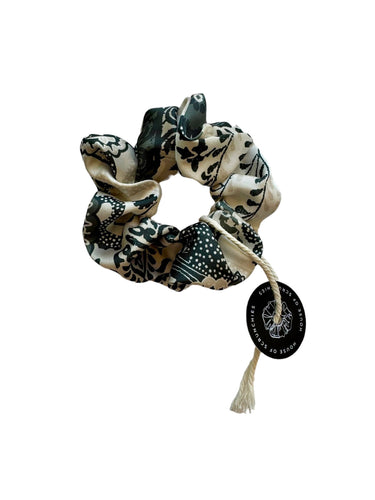 Coletero de House of Scrunchies: vista del coletero completo sobre fondo blanco, modelo ornamental verde oliva y blanco