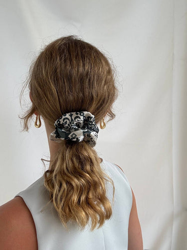 Coletero de House of Scrunchies: otra vista del coletero en una coleta, modelo ornamental verde oliva y blanco