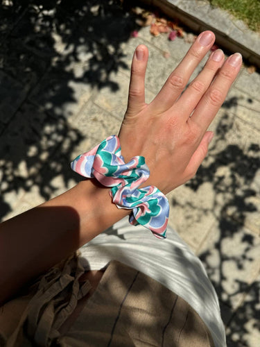 Coletero de House of Scrunchies: coletero en la muñeca al aire libre, modelo de satén reciclado azul, rosa y verde