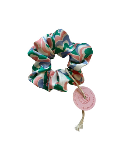 Coletero de House of Scrunchies: vista del coletero completo sobre fondo blanco, modelo de satén reciclado azul, rosa y verde