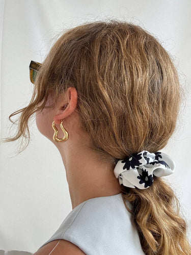 Coletero de House of Scrunchies: coletero en una coleta vista de lado, modelo de satén reciclado con flores negras