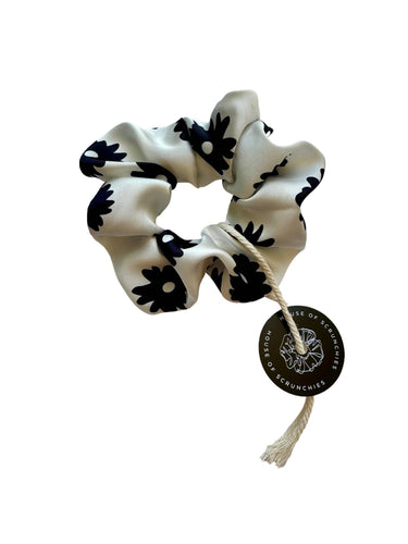 Coletero de House of Scrunchies: vista del coletero completo sobre fondo blanco, modelo de satén reciclado con flores negras
