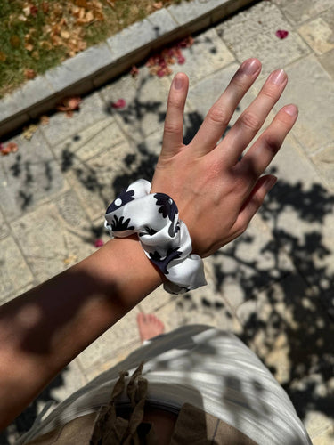 Coletero de House of Scrunchies: coletero en la muñeca al aire libre, modelo de satén reciclado con flores negras