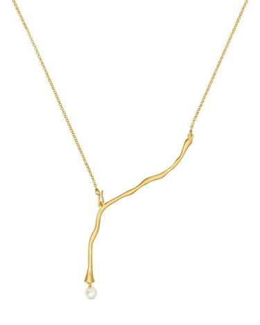 Collar dorado de motivo sinuoso y extremo blanco aislado sobre blanco, cadena extendida hacia arriba.
