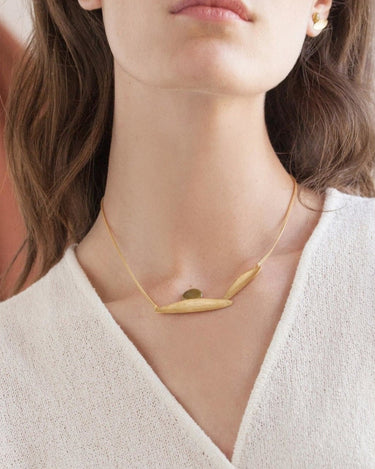 Gargantilla Dorada OLIVIA: Collar Corto con Hojas y Esmalte Verde 24K