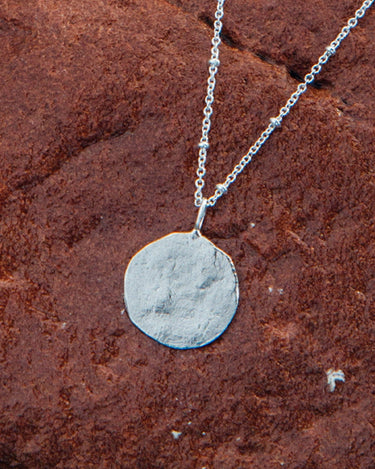 Collar plateado Agapée con colgante Luna