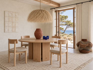 Comedor costero con mesa Aukko, sillas Lilas, lámpara Coco, jarrón Crochet, mural cerámico y cesta ondulada de Ghana. Propuesta creada con IA para Matuta Home.