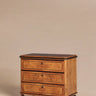 Cómoda antigua de madera con tres cajones