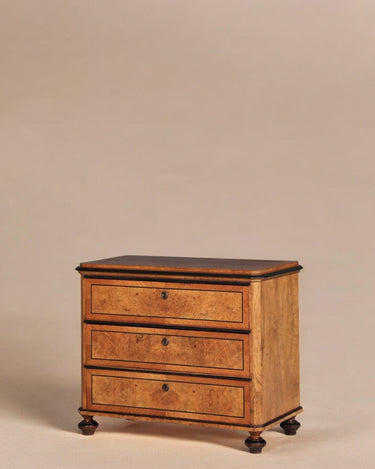 Cómoda antigua de madera con tres cajones