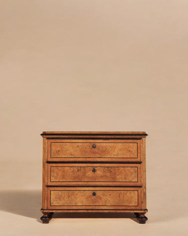 Cómoda Biedermeier antigua vista frontal