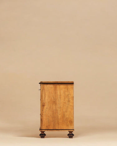 Detalle de cómoda antigua Biedermeier