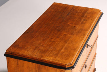 Cómoda antigua de madera con tres cajones · vista 2