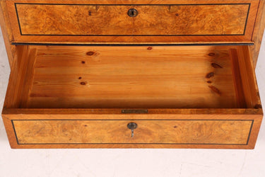 Cómoda antigua de madera con tres cajones · vista 3