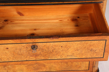 Cómoda antigua de madera con tres cajones · vista 4