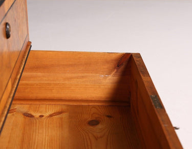 Cómoda antigua de madera con tres cajones · vista 5