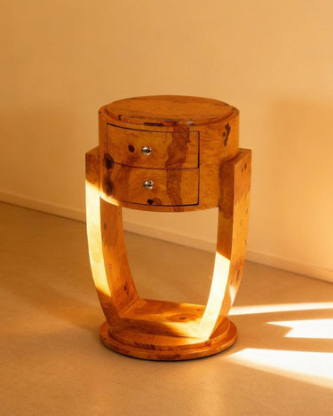 Detalle de cómoda Art Decó de madera maciza