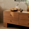 Cómoda baja de chapa de roble con cuatro cajones de Ferm Living: cajonera baja ancha bajo una ventana, con cuatro cajones distribuidos en dos filas y dos columnas.