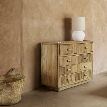 Proporciones de cómoda de ratán natural para dormitorio de Tine K Home