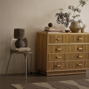 Detalle del acabado de cómoda de ratán natural para dormitorio de Tine K Home