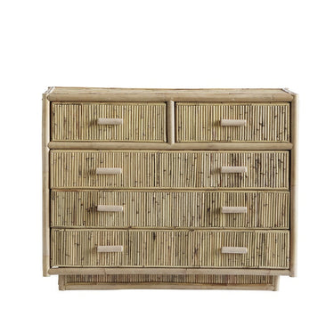 Cómoda de ratán natural para dormitorio de Tine K Home en ambiente