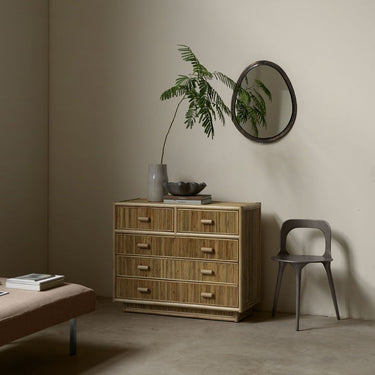 Otra perspectiva de cómoda de ratán natural para dormitorio de Tine K Home