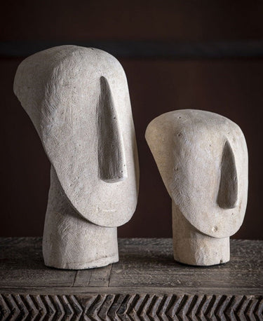Conjunto escultórico de dos cabezas de piedra Cícladas de Atmosphère d'Ailleurs, detalle de las formas y los huecos de las dos cabezas