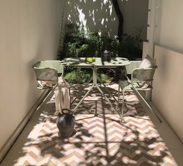 Conjunto de mesa y 2 sillas de jardín de metal verde perforado, conjunto de mesa y sillas verdes en una terraza soleada