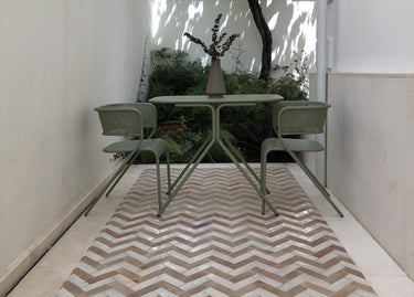 Conjunto de mesa y 2 sillas de jardín de metal verde perforado, conjunto de mesa y sillas verdes en una terraza