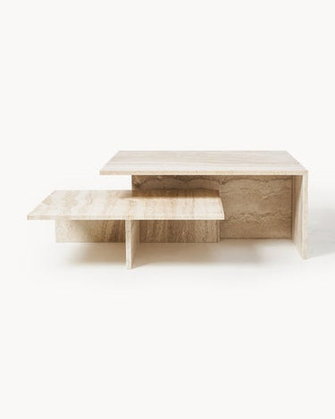 Vista frontal de uno de los conjuntos de mesas de Ferm Living, con las dos piezas de travertino parcialmente superpuestas.