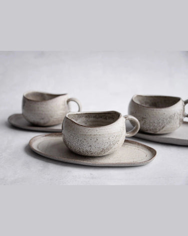 Conjunto de taza japonesa con plato de cerámica