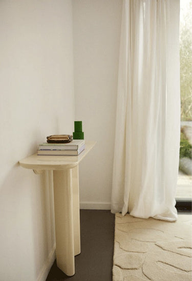 escala dentro del conjunto de consola en crema lacado de Gabrielle Paris