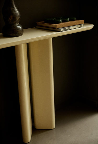 Consolas de Gabrielle Paris, proporción y material de consola en crema lacado