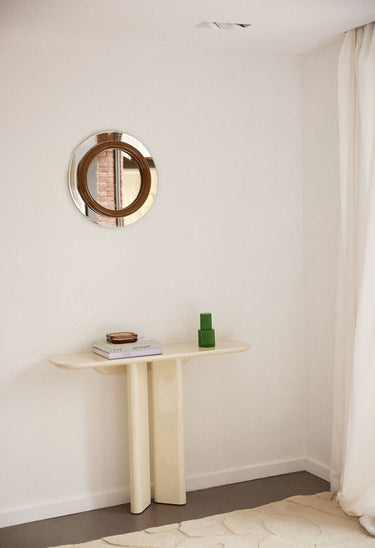 relación entre material y forma de consola en crema lacado de Gabrielle Paris
