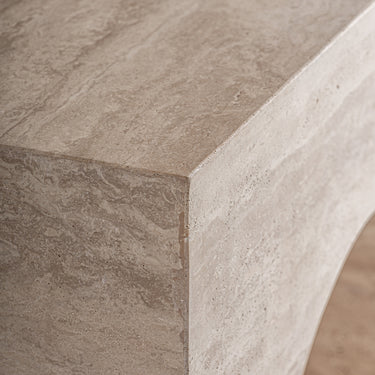 Consola de travertino beige de Vical, detalle de la superficie de travertino