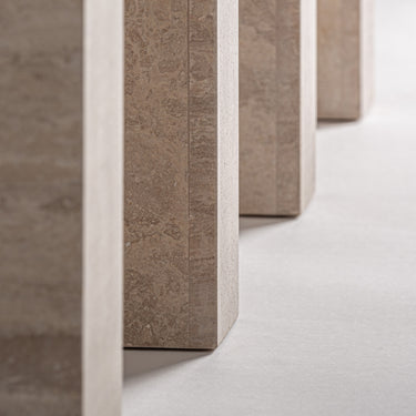 Consola de travertino beige de Vical, detalle de los arcos y la piedra