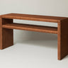 Consola grande de ratán marrón de Mahe Homeware: consola marrón vista oblicua, tablero y un estante.