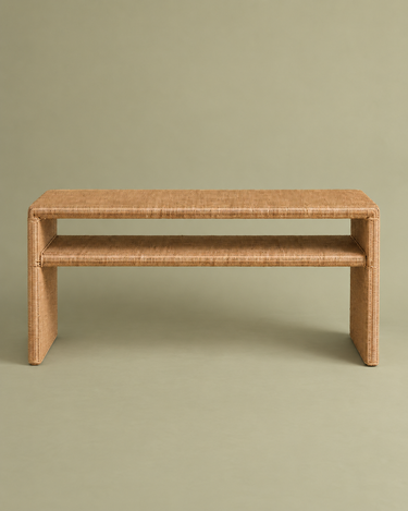 Consola grande de ratán natural de Mahe Homeware, vista frontal sobre fondo claro con encuadre amplio.
