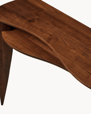 Consola de Ferm Living: detalle elevado de la veta y los bordes curvos.