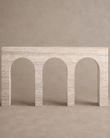Consola de travertino con arcos Vical sobre fondo topo claro