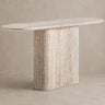 Consola Vical de travertino beige sobre pared y suelo topo claro texturizado