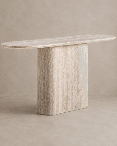 Consola Vical de travertino beige sobre pared y suelo topo claro texturizado