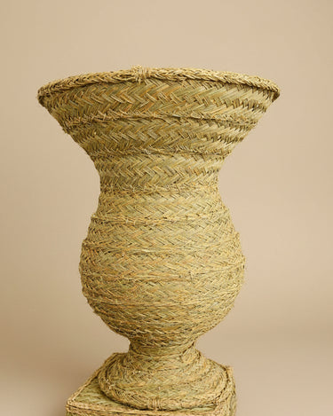 Copa de esparto colocada sobre pedestal decorativo no incluido