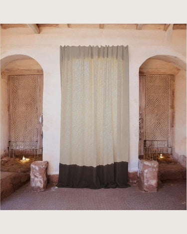 Cortina de algodón crudo con bajo degradado oscuro de Bed and Philosophy, vista frontal del bajo oscuro