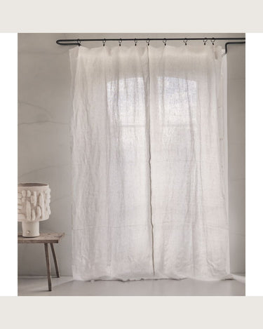 Cortina de lino blanco con pespunte vertical, cortinas blancas junto a una lámpara de pantalla cruda