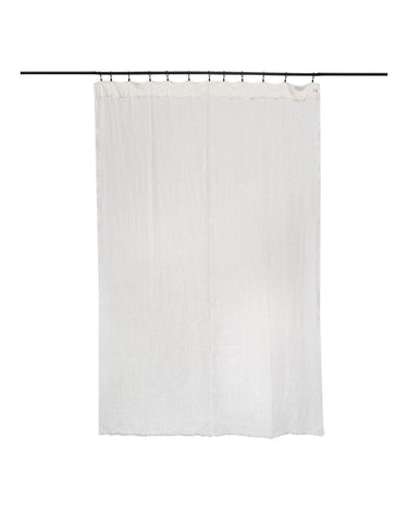 Cortina de lino blanco con pespunte vertical de Bed and Philosophy, paño blanco colgado sobre fondo claro