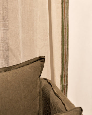 Cortinas de Caravane, junto al respaldo de un sofá