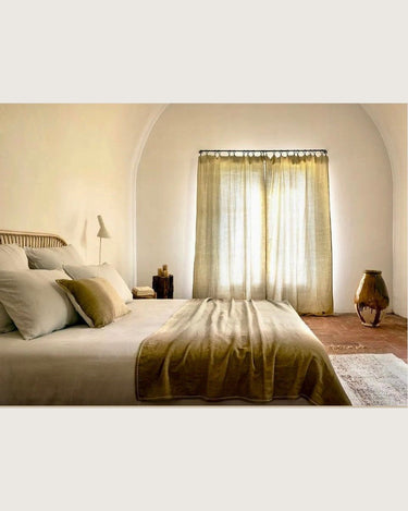 Cortina degradada bronce oliva, en un dormitorio con textiles oliva