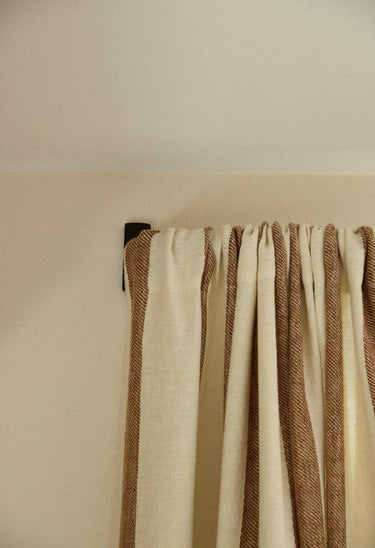 Cortinas de Gabrielle Paris, proporción y material de cortina de lino lavado a rayas moca