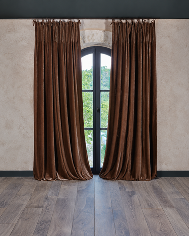 Cortina de terciopelo marrón de seda con forro de Le Monde Sauvage, cortinas de terciopelo marrón abiertas ante una ventana