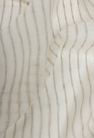 Cortinas de Gabrielle Paris, proporción y material de cortina visillo de lino con rayas naturales